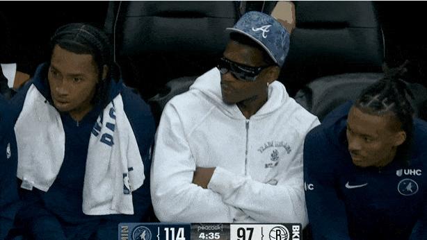 兰德尔被犯规但裁判一开始未吹罚，华子在替补席表达不满