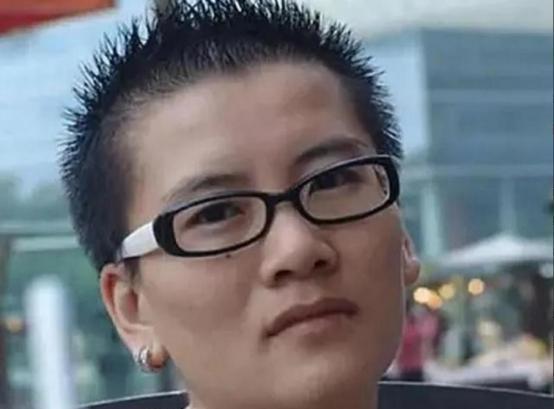 2005年，宁夏姑娘耿兰俊不顾家里的反对，毅然决然地进行了国内首例“女变男”手术