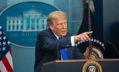 说大话使小钱。
昨天老特还慷慨激昂的要援助乌克兰，说不能让过多的乌克兰人去死。今