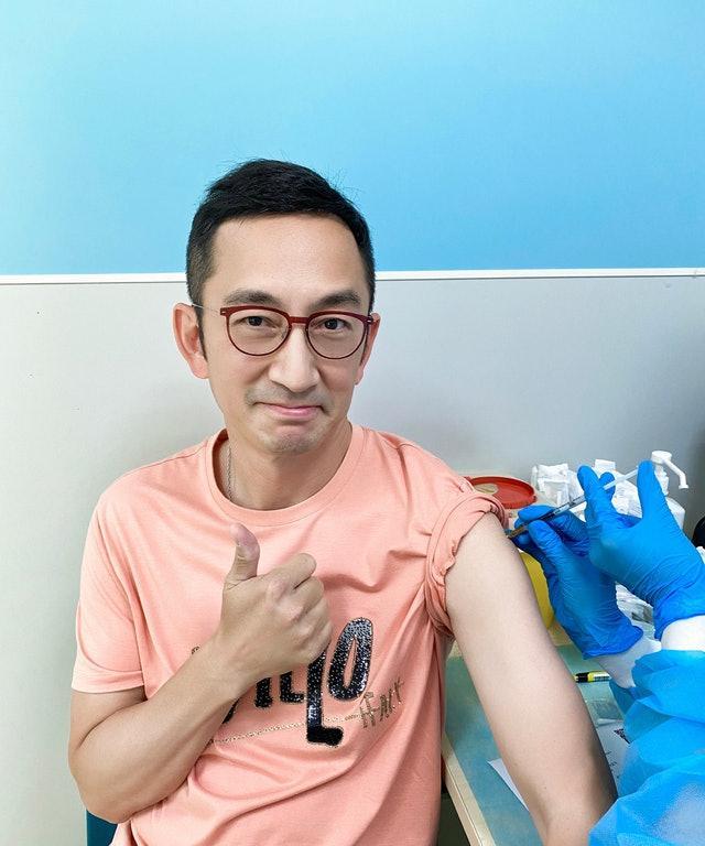 吴启华前女友转做占卜师后风山水起，周身名牌做埋LV VIP生活富贵！
现年46岁