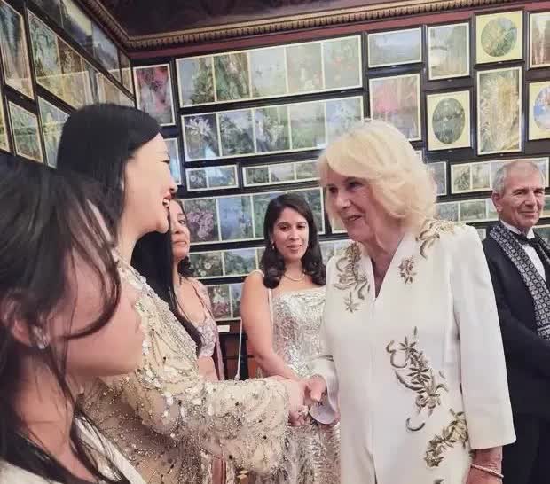 李湘带王诗龄参加英王室聚会，与卡米拉王后等交谈合影