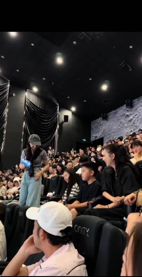 佟丽娅董璇带着朵朵和小酒窝现身《东极岛》首映礼，同框状态超好！朵朵与小酒窝的互动