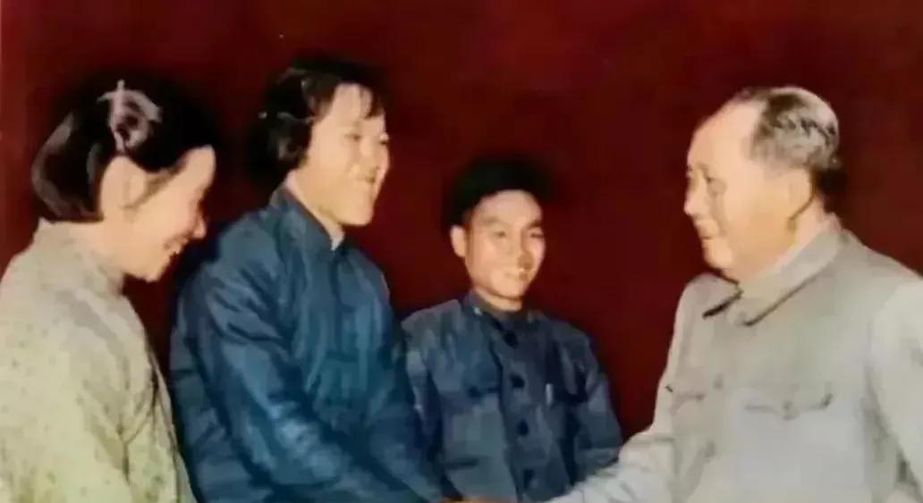 1964年，毛主席与李素文等在一起，亲切交谈，嘘寒问暖，笑容满面，合影留念，永恒