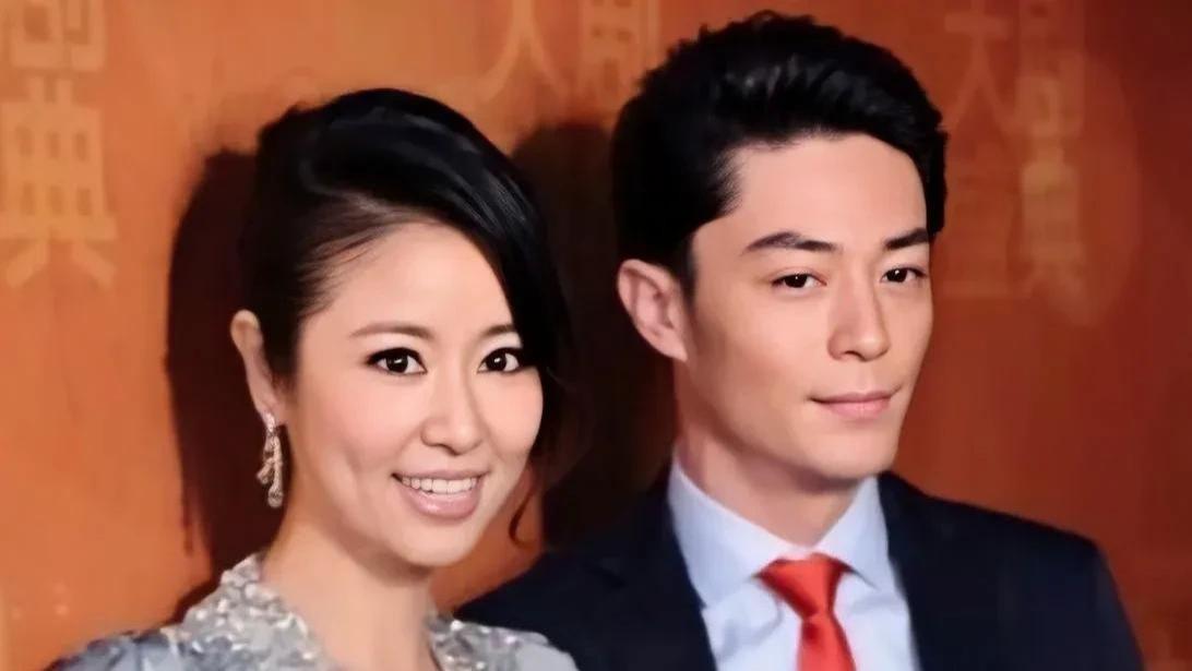 50岁林心如巴黎看秀生图，网友: 姐怎么脸肿了？可她老公是霍建华