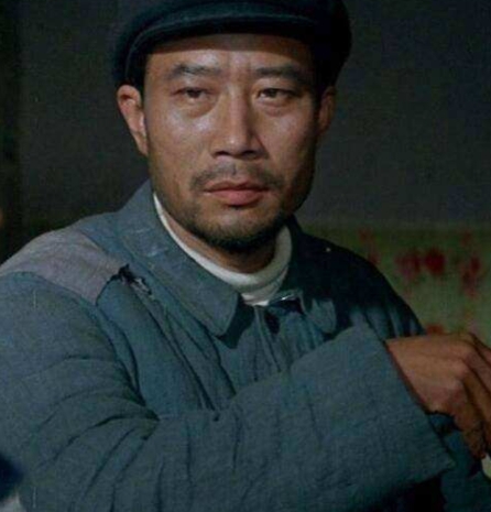 当年，他为演好焦裕禄一角，连吃了一个多月大白菜，暴瘦二十多斤！ 他演的《焦裕禄》