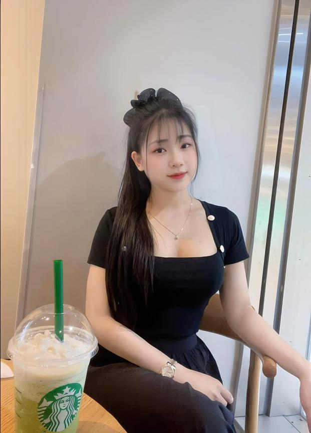 我不愿把越南女孩介绍给朋友认识。
昨天，朋友来河内游玩，要待上一周。今天到北宁玩