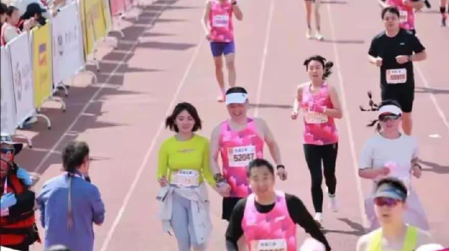 你们发现没?
如果男人突然开始热爱运动了，原因基本就是两种:
一种是身体出现