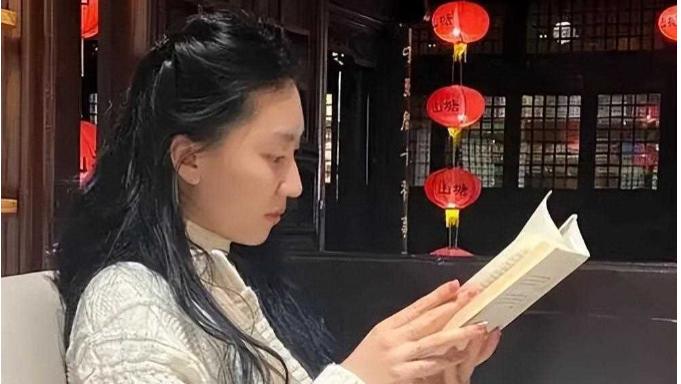 中传校花未毕业嫁大12岁师兄，婚后连生两子如今活成人生赢家