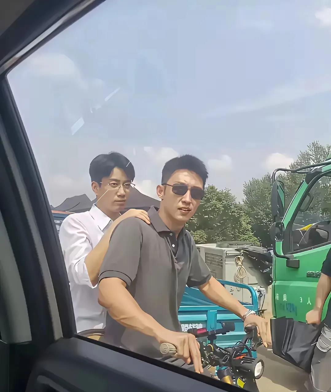 路上开车遇到的，怎么感觉有点眼熟？好像是哪位明星？但是一时又想不起来，有没有认识
