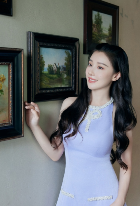 王鹤润的紫色露背连衣裙，超迷人的！ ​​​