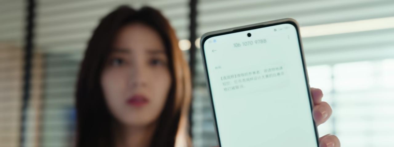 《许我耀眼》第25-26集预告：因为负面舆情，许妍被取消青岚杯的参赛资格，公司账
