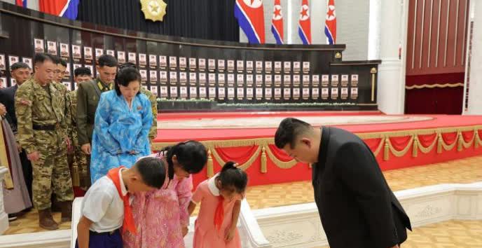 金正恩鞠躬，
向阵亡朝鲜士兵家属致意
拥抱阵亡士兵子女 

朝中社22日