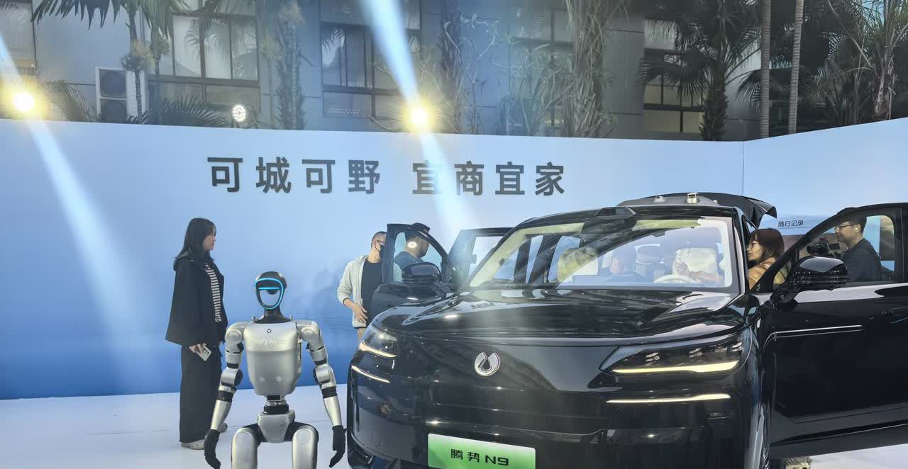中国科技已经进化到这个程度了？车载无人机帮你查看前方路线，机器人和机器狗帮你守护