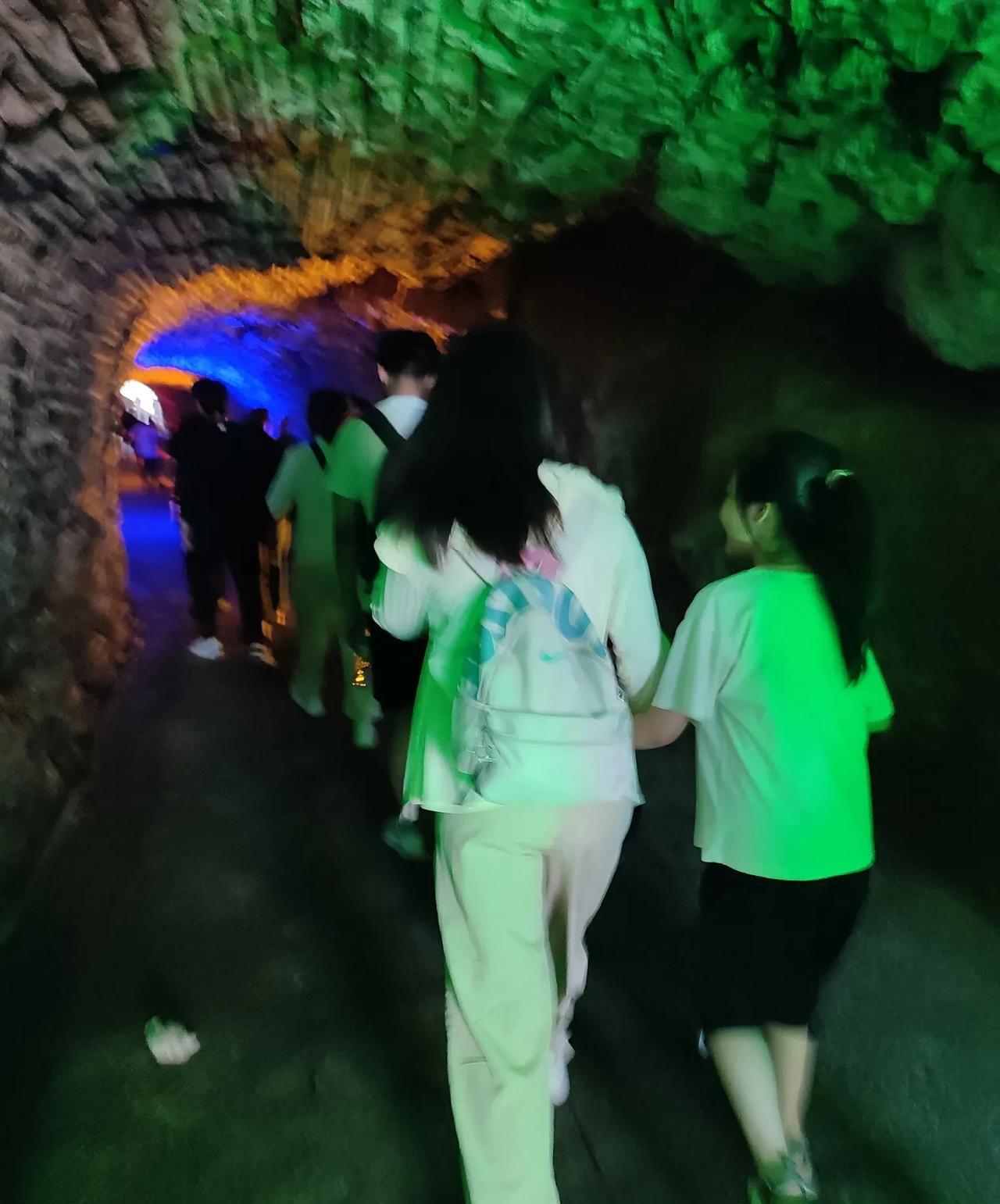 我一定要减肥了，在床上躺了两个多月，一下子长了六七斤，能走路后瘦了三四斤，今天一