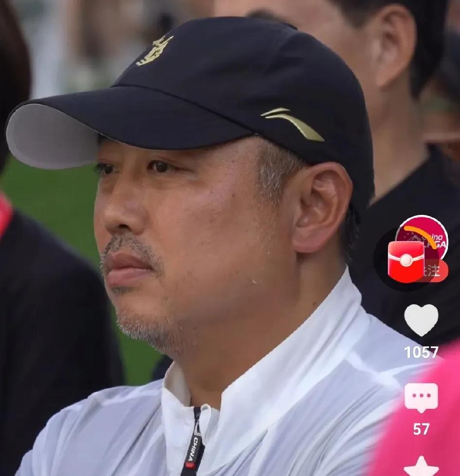刘国梁不到50，胡子都白了。再次露面，是大女儿高尔夫职业首冠上。
刘国梁带领国乒