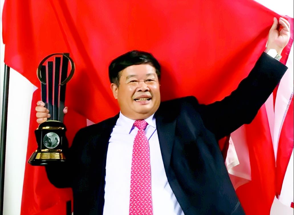 1989年，福耀的财务经理经常带女人回宿舍过夜，曹德旺知道后，不但没有责罚他，还