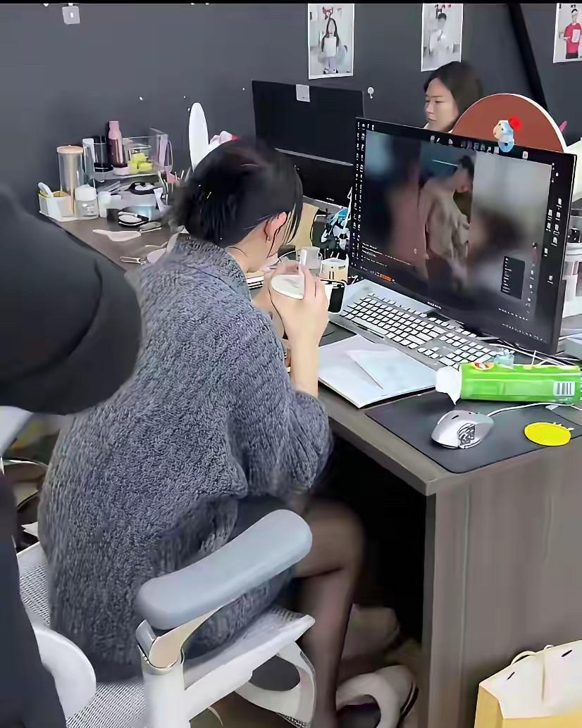 同事上班摸鱼，被主管抓现行了[捂脸][捂脸]
准备吃瓜[我想静静][我想静静][