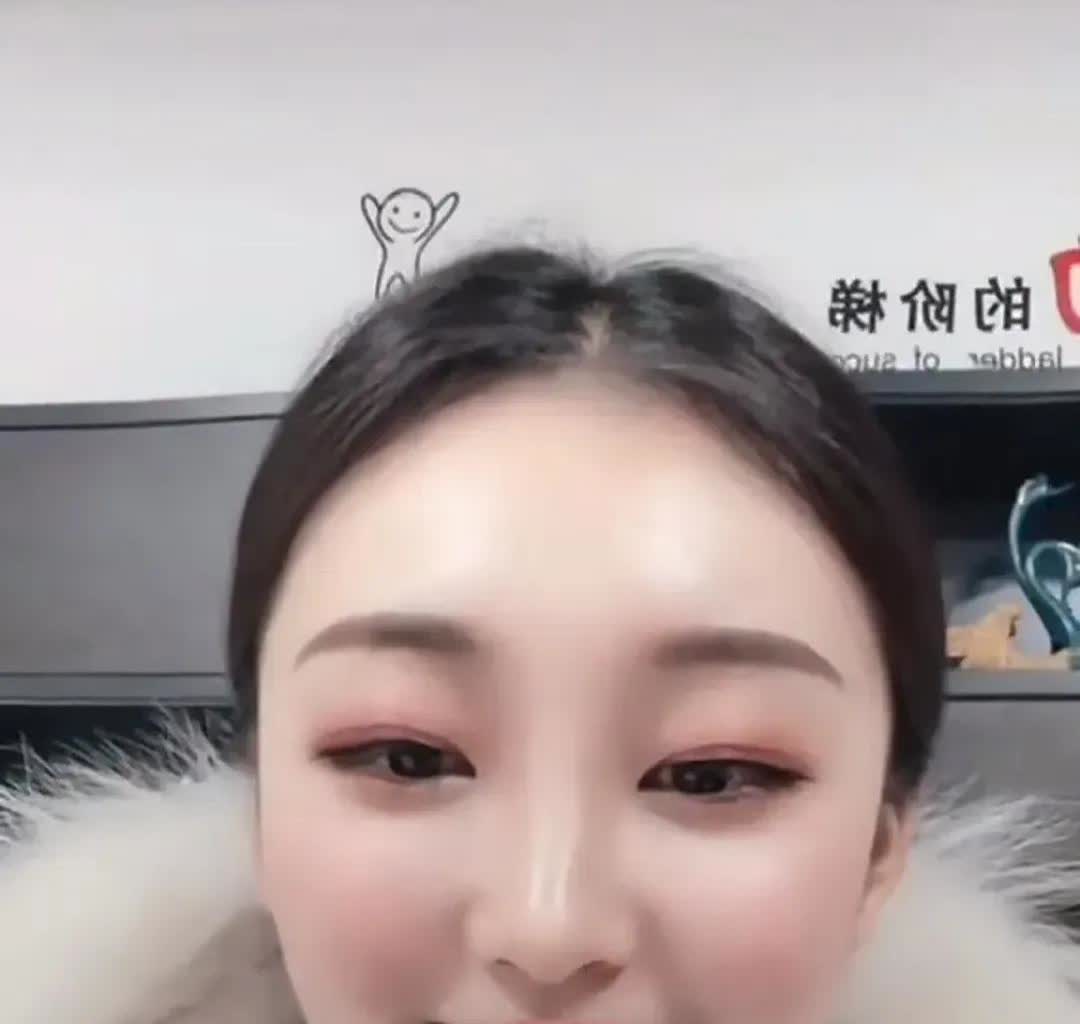 陈亚楠现在的感觉她还挺冤的！
  虽然，亚楠离开了大衣哥，但是现在网友们对她的