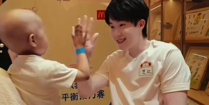 王楚钦去麦当劳之家为患病儿童做公益。他百忙之中抽空去陪孩子们玩游戏，发奖牌。大头
