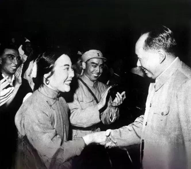 毛主席接见演职人员，笑容满面，举止温柔，笑容灿烂，喜笑颜开，喜出望外，温暖又温馨