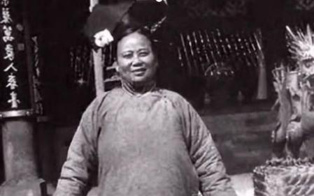 慈禧的贴身宫女回忆：入宫后，整晚都要侧着身子、夹紧双腿睡觉，期间不能改变姿势，其