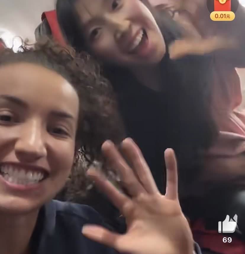 中国女排与巴西女排坐同一趟航班前往曼谷，吴梦洁还送加比小礼物