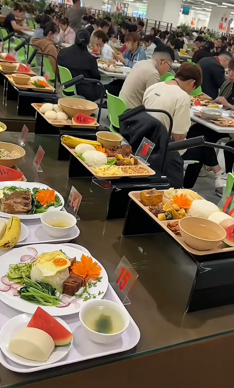 越南工厂 工人午餐
扎心了