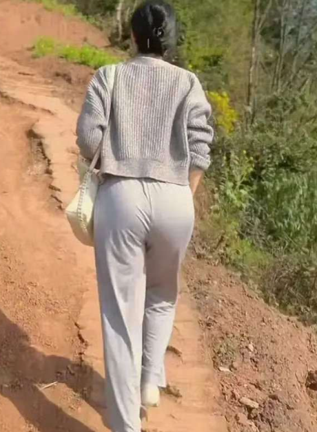 领导叫我和她一起爬山，需要注意点啥​？
