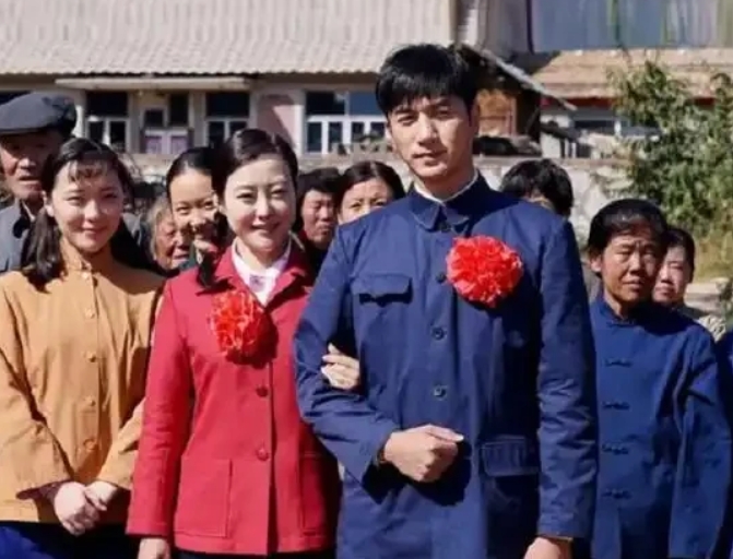 1974年，知青杨俊在云南傣乡被马蜂蜇伤眼睛，傣族大嫂用奶水给他疗伤。没曾想，大