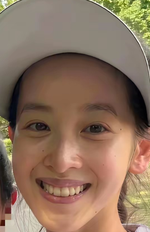 奶茶妹妹章泽天的素颜是真的漂亮，
虽不施粉黛，五官也是美得无可挑剔，
笑起来亲切