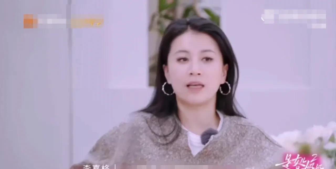 李嘉格糊涂啊………
婚礼当天她的婆婆和她的妈妈两人都互相不理睬对方。从头到尾没说