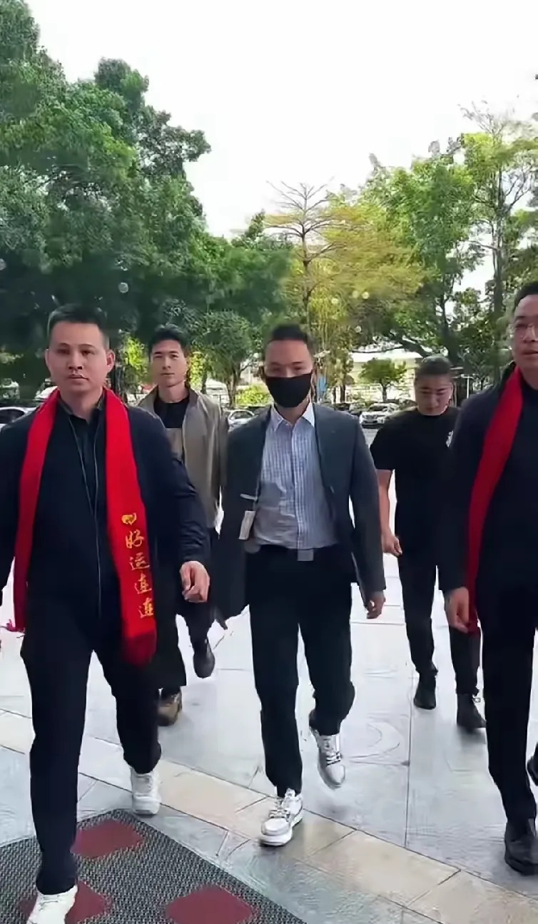 谢浩男寻亲认亲很特别











谢浩男和别的孩子不一样！别的孩子回家