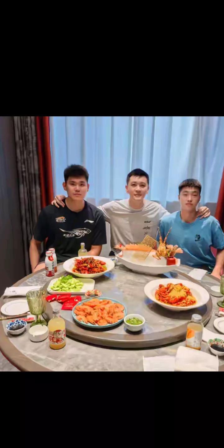昨天，辽宁队主教练杨鸣更新作品，上传与弟子张俊豪和黄秋实吃饭照片。不少网友看后说