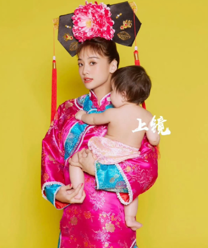 吴映洁聊到单身生子，直说自己又当爸又当妈，听着就让人心里一揪。就算原生家庭满是伤