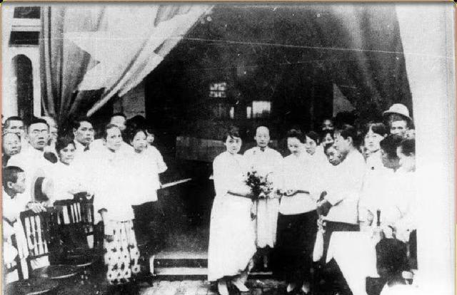 1923年，孙中山和夫人宋庆龄在广州宅邸前合影留念。那一年，孙先生57岁，宋庆龄