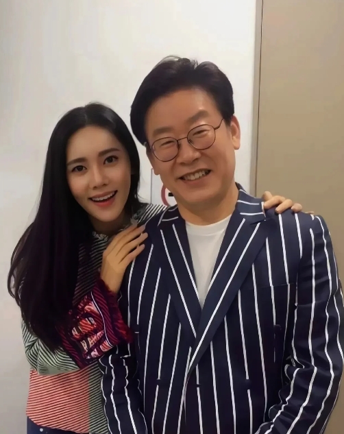 一觉醒来，
秋瓷炫懵了，李在明上任后，
她的第二春要来了！


秋瓷炫被韩国观众