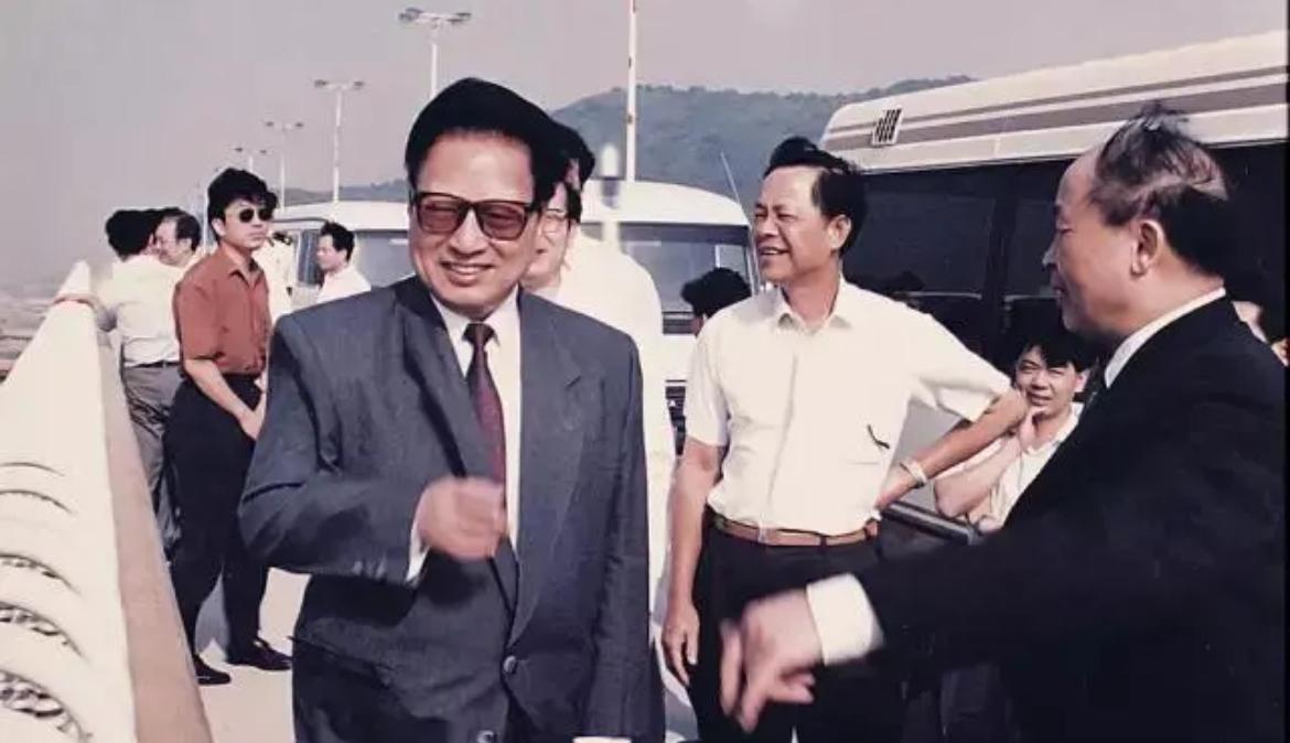 1994年，乔石同志在珠海市领导梁广大、黄健的陪同下视察珠海大桥，在冬日阳光下缓