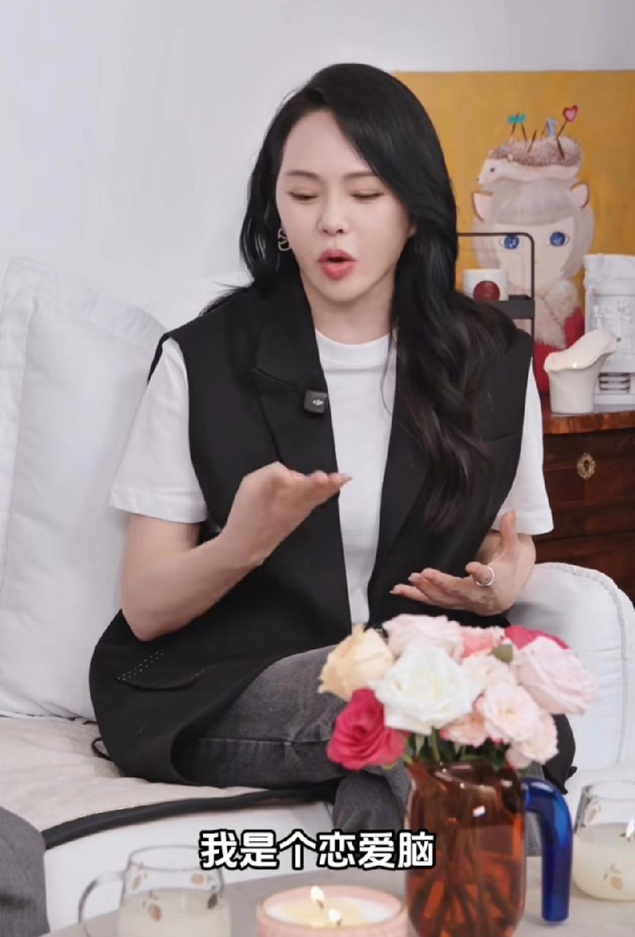 伊能静:我是恋爱脑
伊能静和恩利说:“我是绝对的恋爱脑，我只相信一见钟情，我喜欢