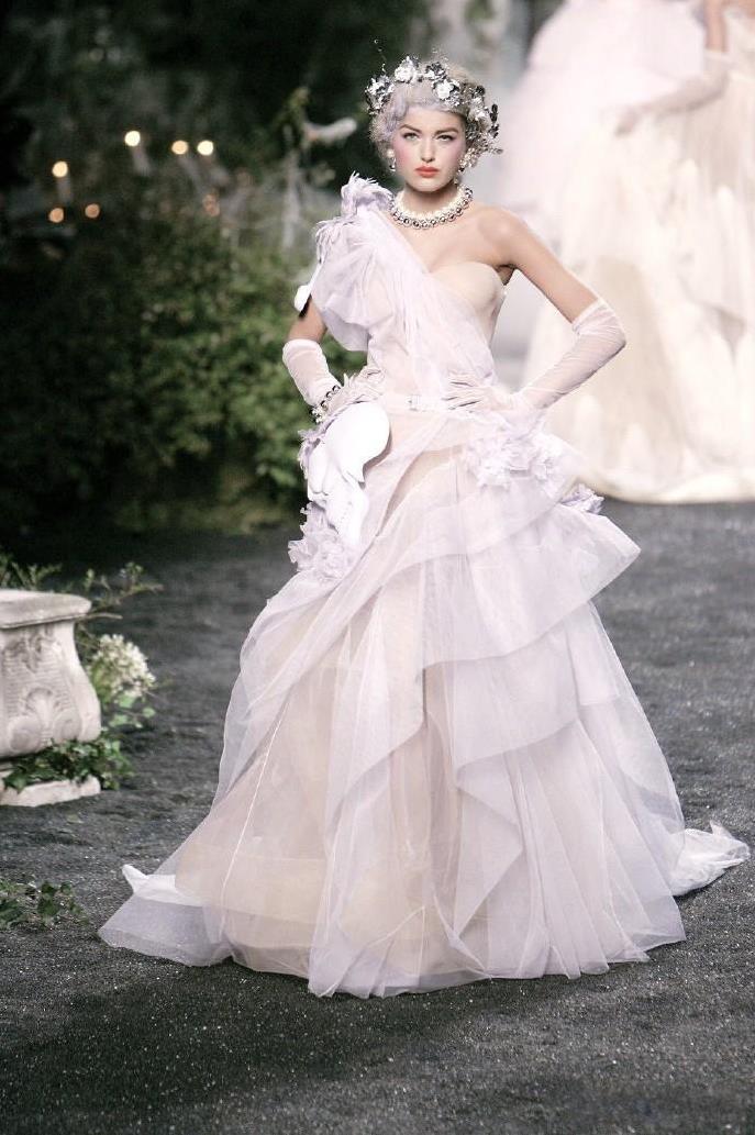 Dior 2005年的秋冬高定系列，充满着复古与梦幻的气息……
就好似把童话中的