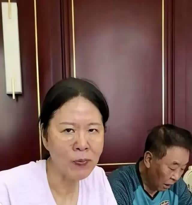 你敢信吗？这不是邻居大妈，这是“铁榔头”郎平……

郎平回天津老家，素颜照也