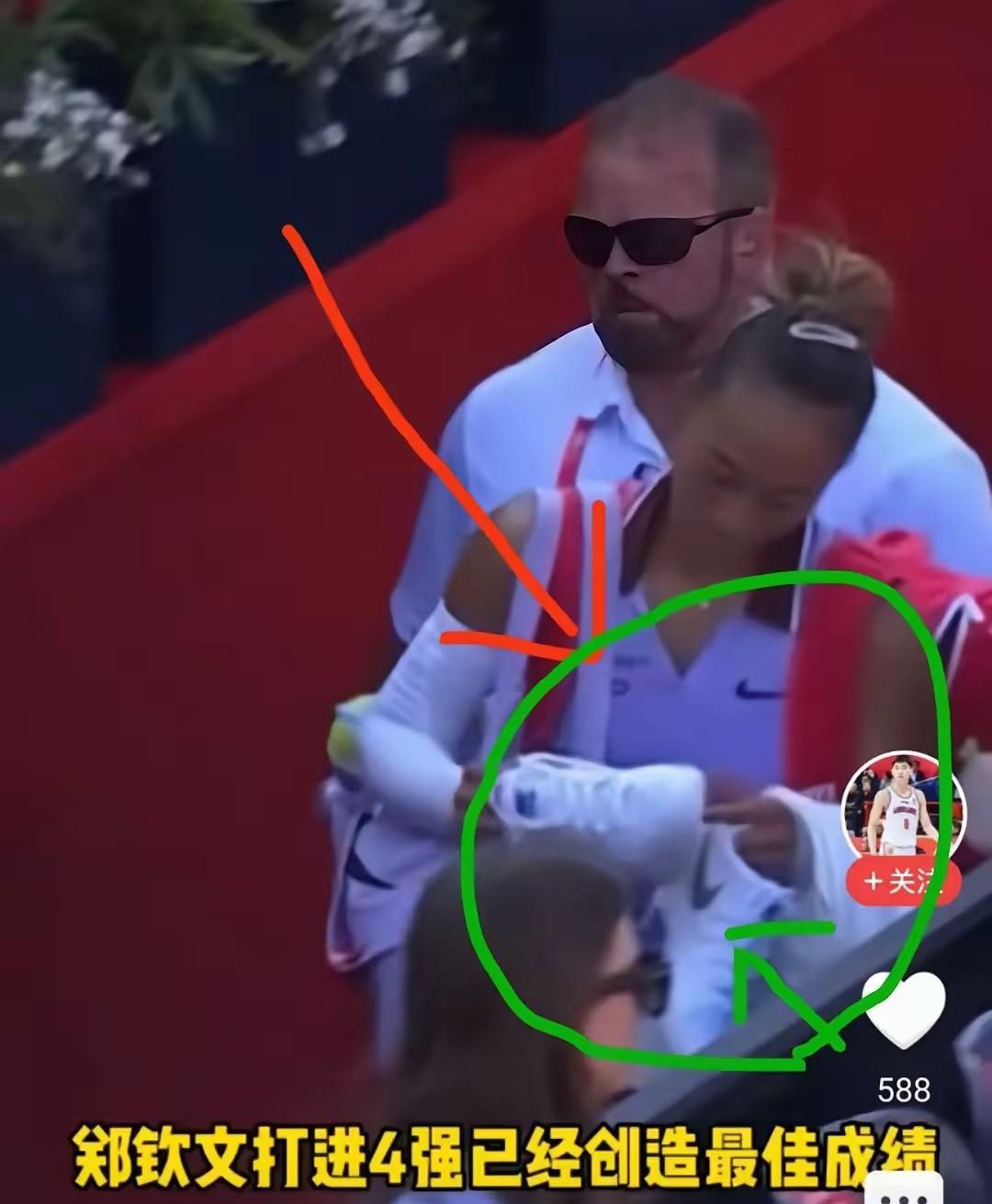 耐克这次真翻车了！
郑钦文刚在女王杯半决赛苦战三盘输球，赛后直接举着开胶球鞋黑脸