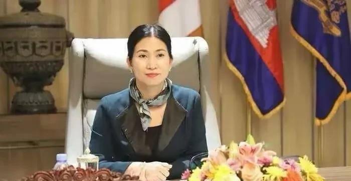她应该是他信留的最后一手，蒂拉娜是为泰党的核心成员也是佩通坦的闺蜜，同时她更是泰