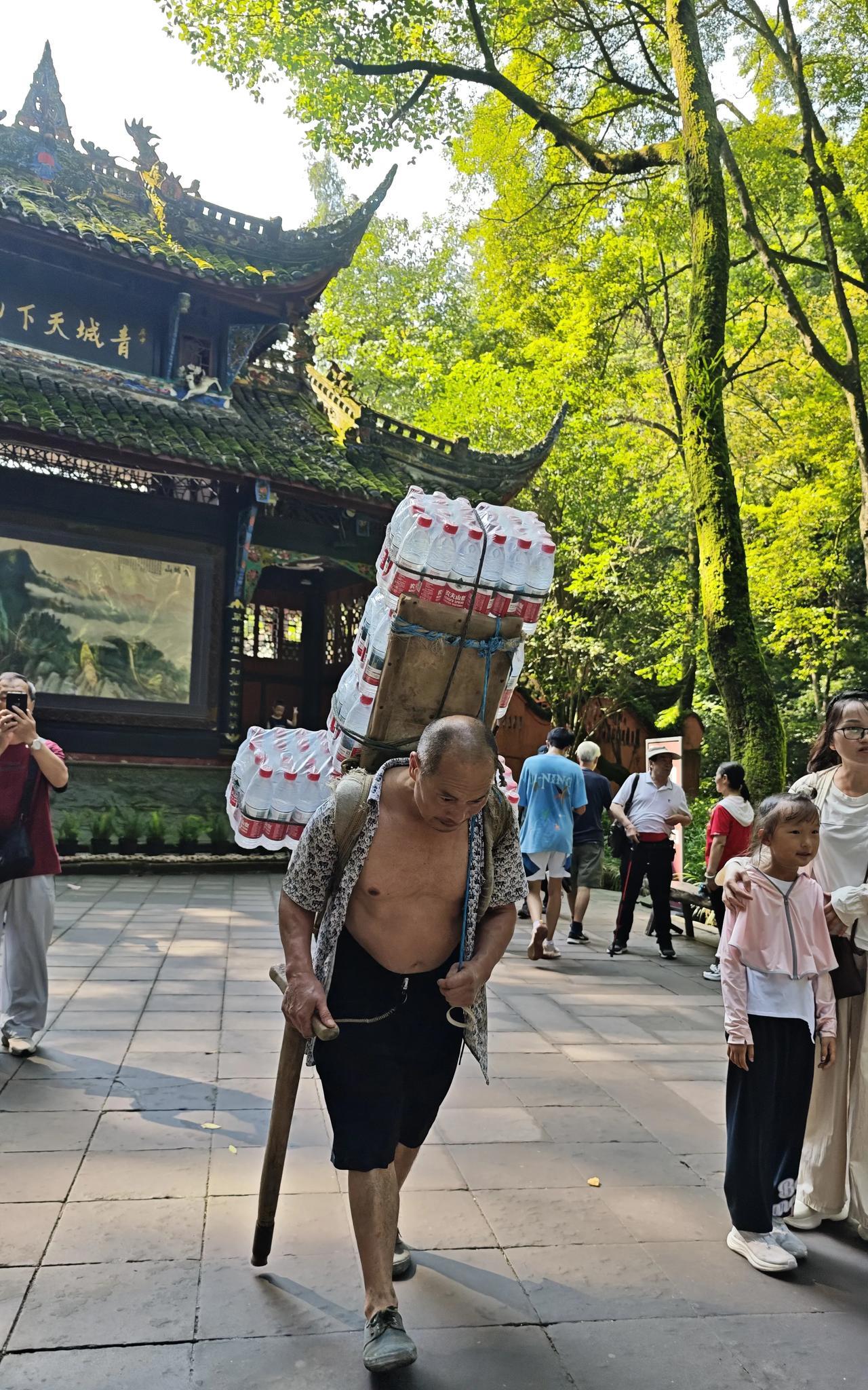 我走过去俯身问他：大哥，这样背一趟多少钱。
大哥：几十块钱。
我：具体多少钱？