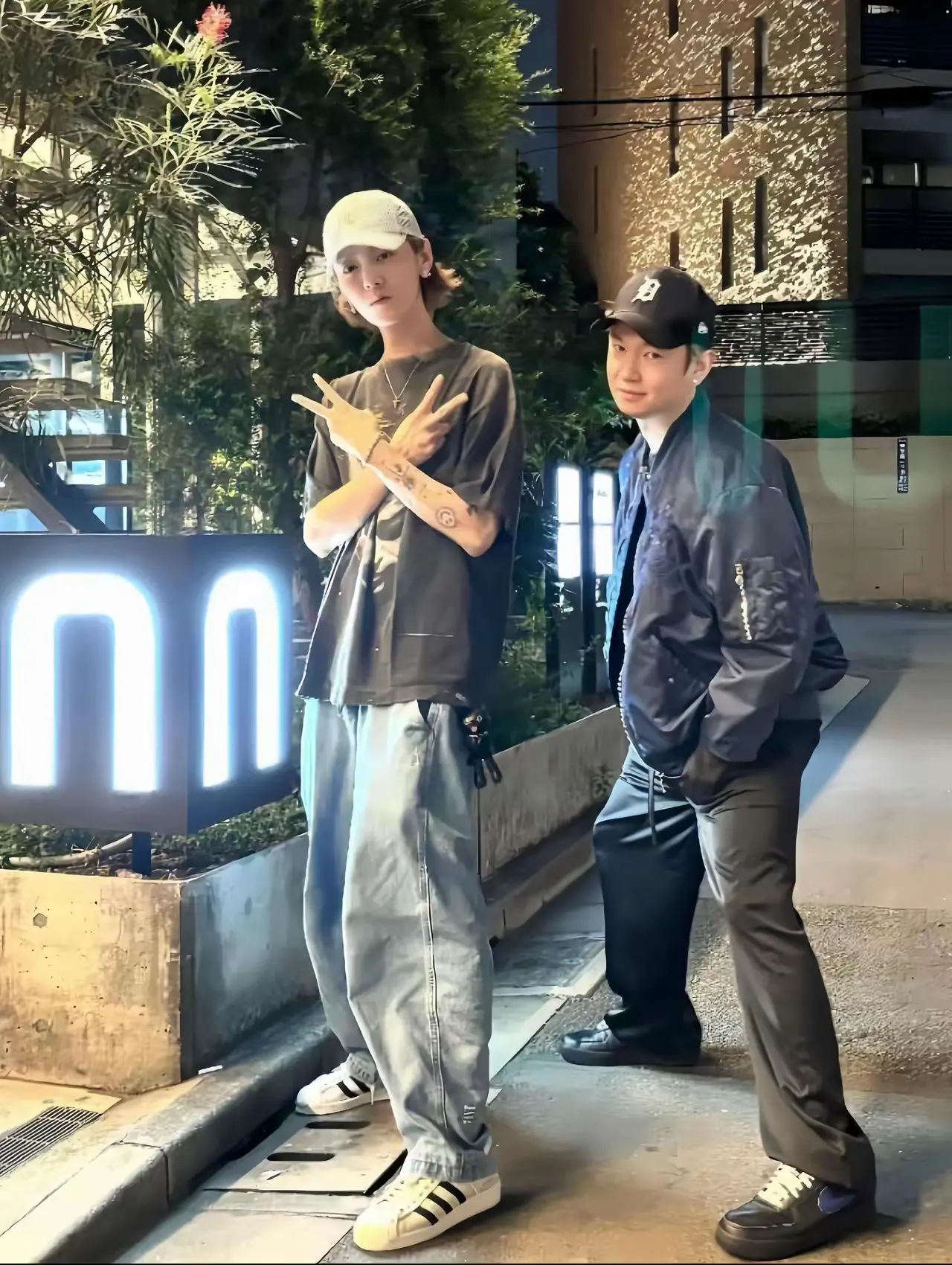鹿晗真是瘦高瘦高的，他旁边这男的好眼熟，第一眼看着像彭昱畅，又不敢确定？
