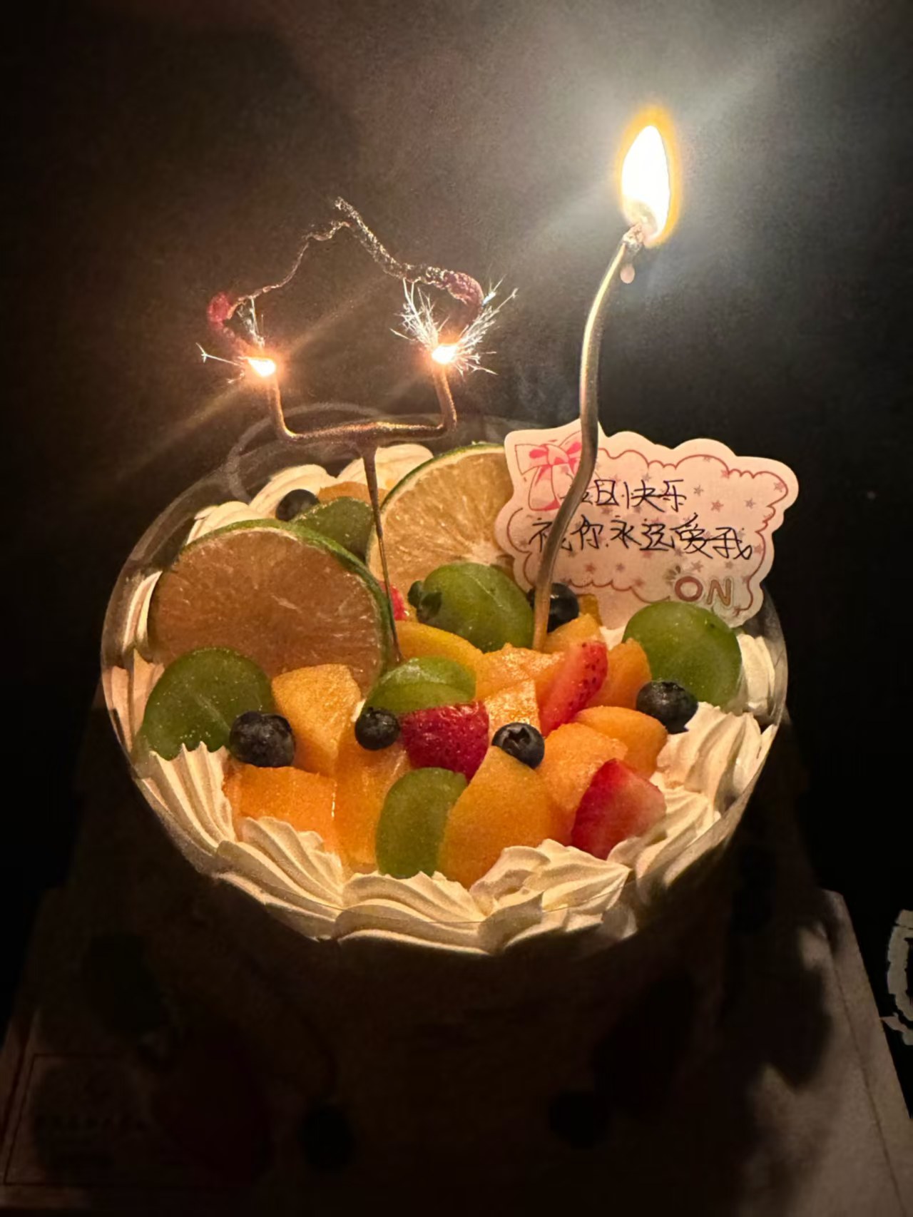 满满得让人羡慕！一位宝妈平日里在四川老家悉心照料两个孩子，而她的丈夫为了生计远赴