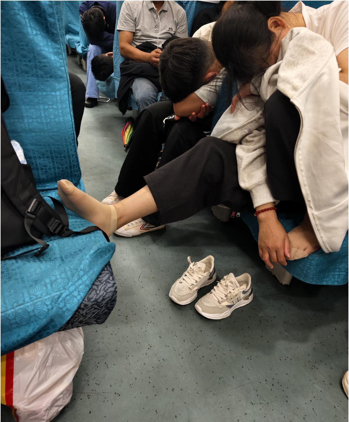 绿皮硬座没苦硬吃
为了看演唱会，第二天又要赶回去，凌晨没有动车，选择了绿皮硬座，