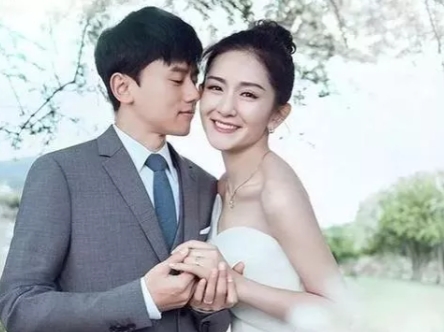 当年，张杰和谢娜结婚时，信誓旦旦的保证：“娜娜，你放心，我一定努力挣钱在上海黄浦