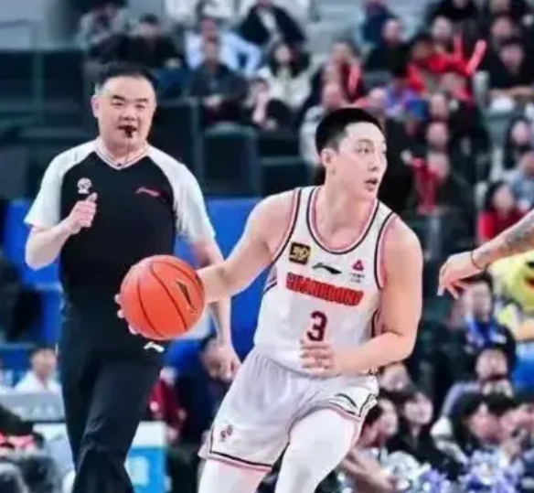 为什么很多人觉得广东队会很容易被上海拿捏？其实来看看广东队的阵容也很强啊：
1.