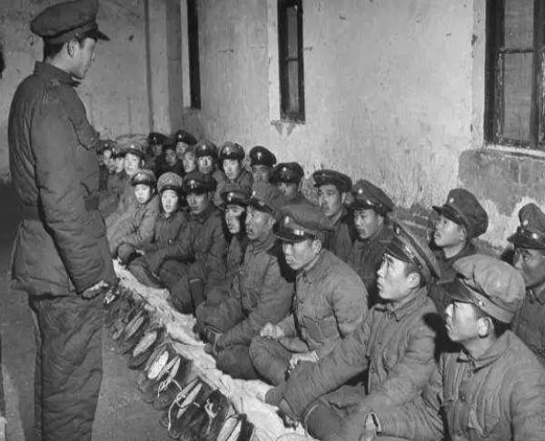 1949年12月，宋希镰被俘后混在俘虏群，突然看到一个“老相识”，他赶紧蹲下身抱