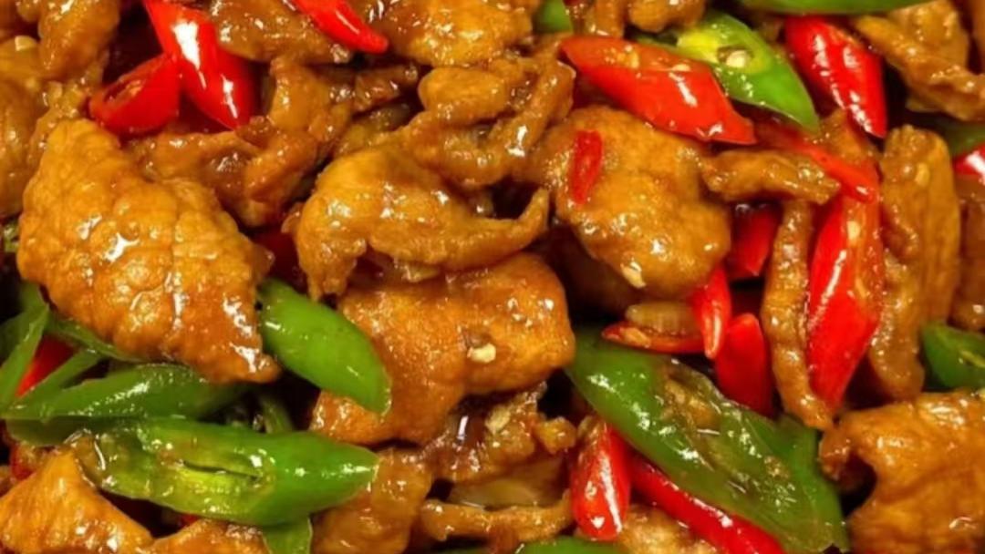 翠绿与嫣红的交响曲：这盘辣椒炒肉，光看颜色就流口水了！